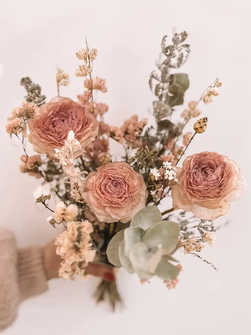 Bouquet romantique de fleurs séchées pour mariage à Lyon